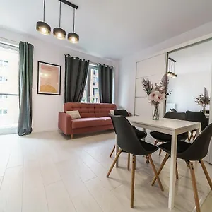 https://cozy-and-spacious-golden-apartment-city-centers42.warsawhotelspoland.com